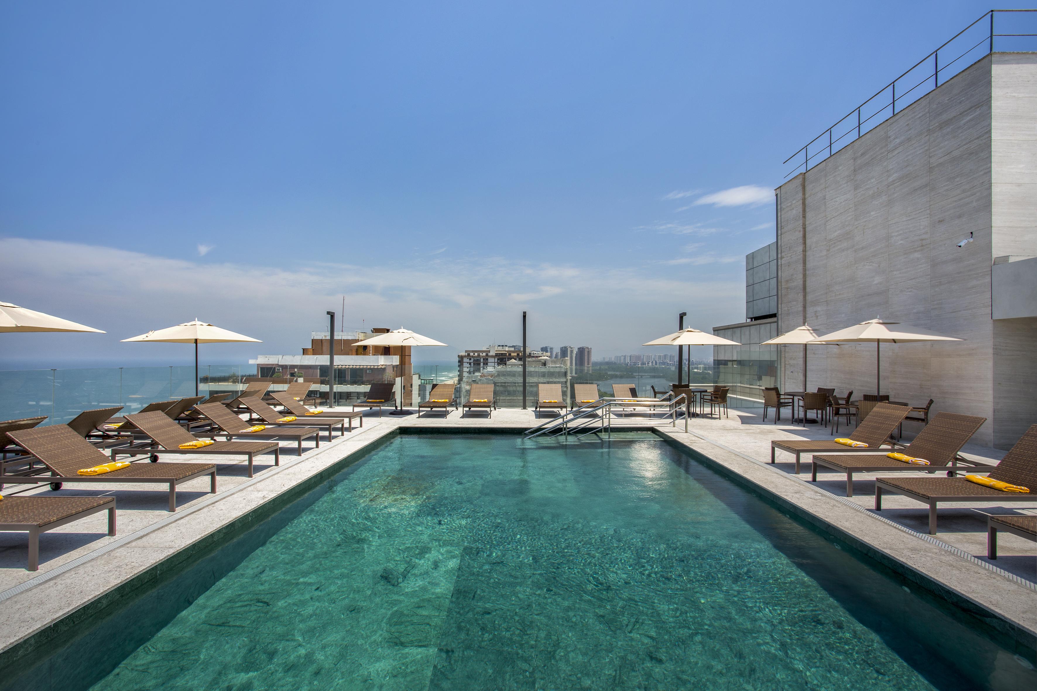 Windsor Marapendi Hotel Rio de Janeiro Exterior foto The rooftop pool at the hotel
