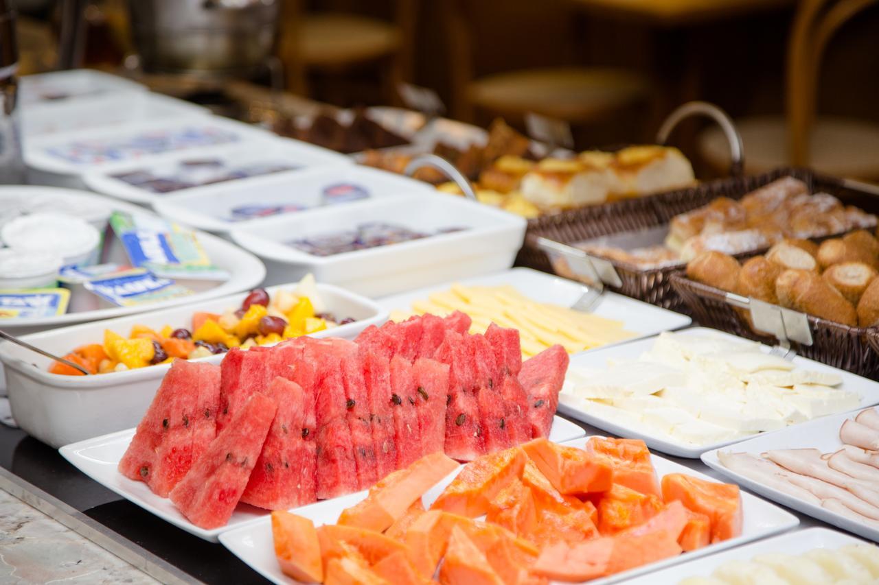 Windsor Marapendi Hotel Rio de Janeiro Exterior foto A buffet of fruit